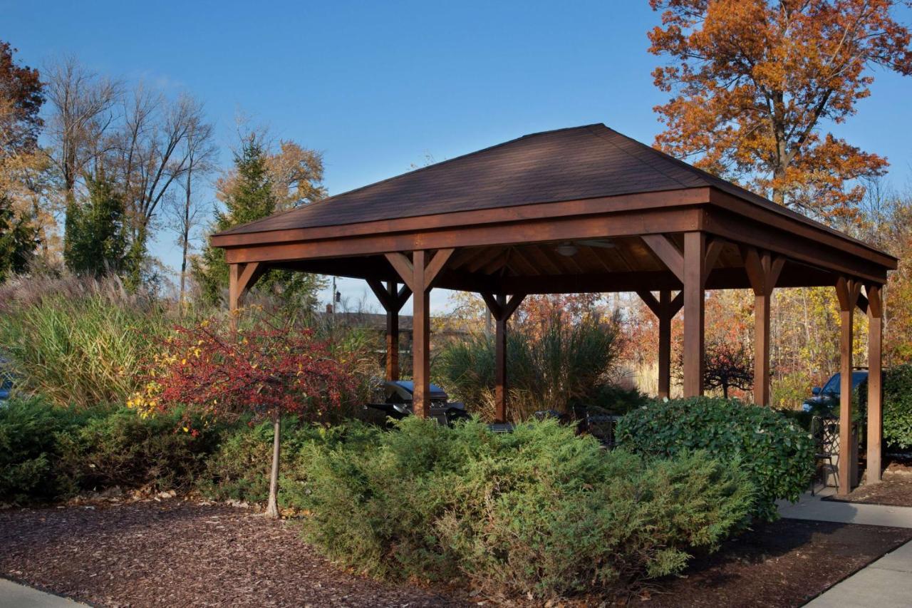 Sonesta Simply Suites Cleveland North Olmsted Airport Buitenkant foto