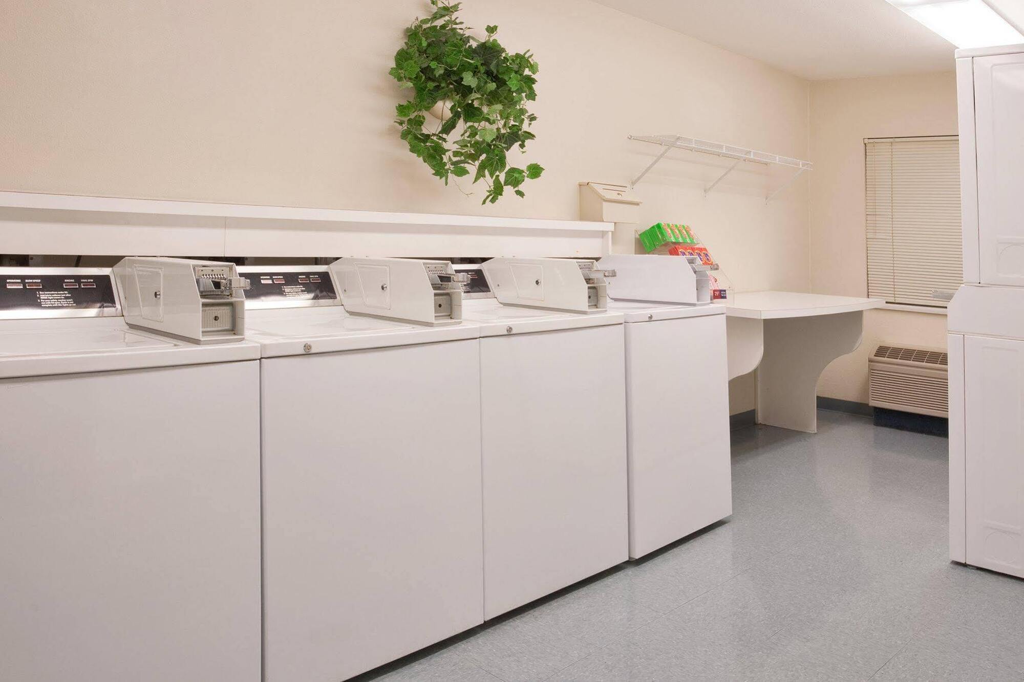 Sonesta Simply Suites Cleveland North Olmsted Airport Buitenkant foto